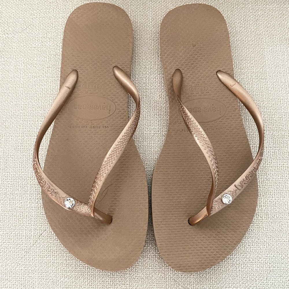 Havaianas Women’s Rose Gold flip flops w/crystal detail, size 38-39, USA 8-81/2